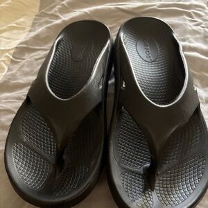 Black OOFOS OORIGINAL RECOVERY Sandals M8 W10